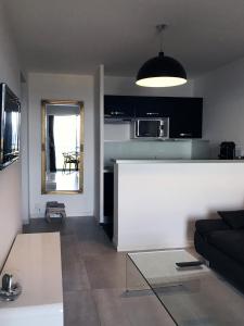 een woonkamer met een bank en een tafel bij Mare e Vista in Ajaccio