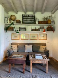 uma sala de estar com um sofá e uma mesa de centro em La Finestra sul Fiume em Valeggio sul Mincio