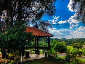 a gazebo in a garden with a view at CHÁCARA GODOI - Meu Paraíso in Itu