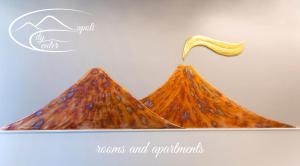 ein Bild eines Berges mit einem Wurm in der Unterkunft Napoli City Center - Appartamenti e Camere in Neapel