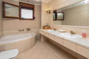 Et badeværelse på Suite Acropolis Serres With Parking Next to Center