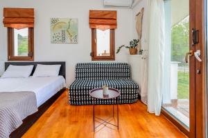 En eller flere senge i et værelse på Suite Acropolis Serres With Parking Next to Center + 28 billeder