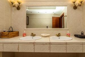 Et badeværelse på Suite Acropolis Serres With Parking Next to Center