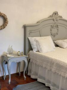 a bedroom with a bed and a side table at Cà del Bunimur in Magliano Alpi