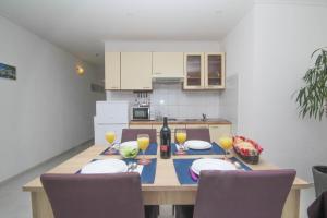 Kuchyň nebo kuchyňský kout v ubytování Apartmani Horvat