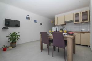 Kuchyň nebo kuchyňský kout v ubytování Apartmani Horvat