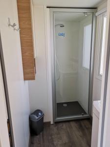 baño con ducha y puerta de cristal en Mobil Home 6 pers, Normandie, Le P'tit Boujou en Litteau