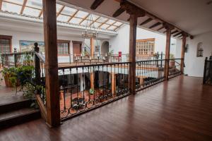 einen Balkon mit einem schmiedeeisernen Zaun in einem Gebäude in der Unterkunft Suites & Hotel El Quijote in Cuenca