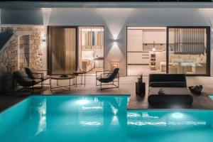sala de estar con piscina y dormitorio en THE WAVE TWIN VILLA 2 KATHISMA BEACH Lefkada, en Lefkada