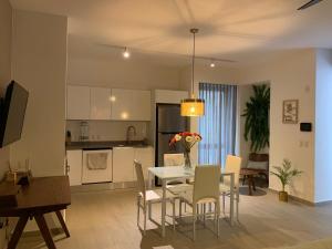 a kitchen and dining room with a table and chairs at Condominio Loft 268 Zona Romántica Departamento 510 in Puerto Vallarta