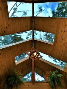 - un plafond en bois avec des fenêtres dans l'établissement Chalés Estância Cachoeira do Avencal, à Urubici