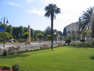 a park with a palm tree and a building at Sole...Mare...e...Spiaggie Bianche! in Vada