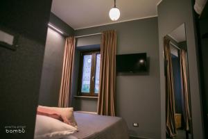 sypialnia z łóżkiem i oknem w obiekcie La Taverna Antica Rooms w mieście Pescara