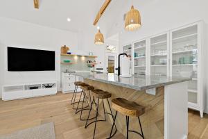Η κουζίνα ή μικρή κουζίνα στο Haven Tiny House - Pool, Walk to Downtown +17 φωτογραφίες