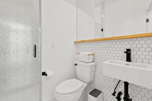 Ένα μπάνιο στο Haven Tiny House - Pool, Walk to Downtown