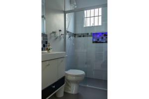 Un baño de Casa com churrasqueira e jardim perto da praia 17 fotos más