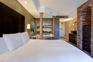 um quarto com uma cama grande e uma lareira em La Bellasera Hotel & Suites em Paso Robles
