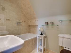 A bathroom at Warm Holiday home in Benenden Kent with Pond