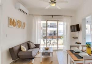 sala de estar con sofá y mesa en Apartamento Deluxe para Parejas en Punta Cana, en Punta Cana