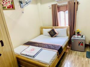 ein kleines Schlafzimmer mit einem Bett in einem Zimmer in der Unterkunft Thanh Trung Hotel in Cát Bà