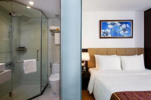 Baðherbergi á Golden Line Hotel Danang