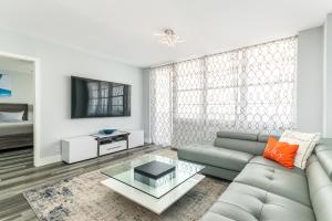 AMAZING 2BR 2BA NEWLY RENO BEACHFRONT APT W/BEACH VIEW的电视和/或娱乐中心