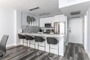 AMAZING 2BR 2BA NEWLY RENO BEACHFRONT APT W/BEACH VIEW的厨房或小厨房