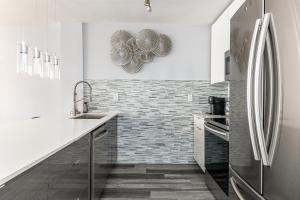 AMAZING 2BR 2BA NEWLY RENO BEACHFRONT APT W/BEACH VIEW的厨房或小厨房