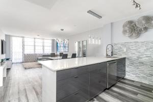 AMAZING 2BR 2BA NEWLY RENO BEACHFRONT APT W/BEACH VIEW的厨房或小厨房