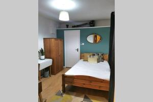 Schlafzimmer mit einem Bett und einem Spiegel in der Unterkunft Private Comfortable Guest Suite - Nottingham in Nottingham