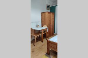 ein Esszimmer mit einem Tisch und einem Bett in der Unterkunft Private Comfortable Guest Suite - Nottingham in Nottingham