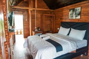 Postel nebo postele na pokoji v ubytování Rinjani Hill Hotel