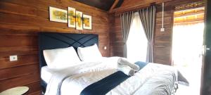 Postel nebo postele na pokoji v ubytování Rinjani Hill Hotel