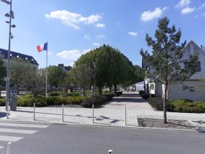 une rue avec un arbre sur le côté de la route dans l'établissement Studio Centre - Tout Confort - Tout à pied, à La Baule