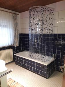 Koupelna v ubytování Heidehaus Hodenhagen + 25 fotografií
