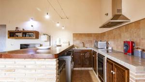 cocina grande con encimera y electrodomésticos en Atico con vistas en Albentosa La Torre, en Albentosa