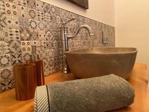 baño con lavabo de cobre y azulejos en Casa de Vacanta Potoc, en Potoc