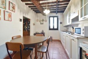 een keuken met een tafel en stoelen in een kamer bij One bedroom apartement with wifi at Roccastrada in Roccastrada