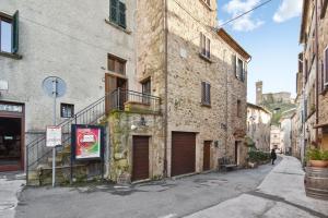 een steegje met een oud stenen gebouw met twee ingangen bij One bedroom apartement with wifi at Roccastrada in Roccastrada