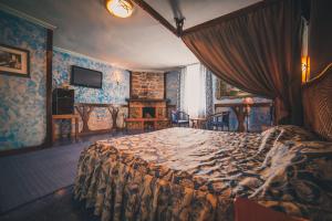 Tempat tidur dalam kamar di Vyshegrad Castle Hotel