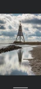 ein Kreuz auf einem Turm am Strand in der Unterkunft GLÜCKSHAUS Ferienwohnung in Cuxhaven
