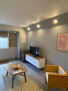 sala de estar con sofá y TV en Marion Apartments en Kourouta