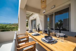 comedor con mesa y ventana grande en Villa Oliveto, en Tavronitis