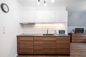 a kitchen with a sink and a microwave at ✰Mansarda na Białoskórniczej✰5 minut od Rynku in Wrocław