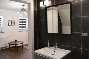 La salle de bains est pourvue d'un lavabo et d'un miroir. dans l'établissement ✰Mansarda na Białoskórniczej✰5 minut od Rynku, à Wrocław