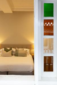 Una cama o camas en una habitación de The Royal Hotel