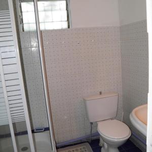 a bathroom with a toilet and a sink and a tub at Studio avec vue sur la mer jardin clos et wifi a Saint Paul a 8 km de la plage in Fleurimont