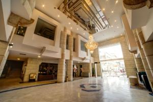 TV a/nebo společenská místnost v ubytování Crystal Hotel