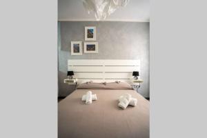 A bed or beds in a room at LE NOTTI GEMELLE