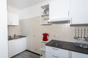 A kitchen or kitchenette at LE NOTTI GEMELLE